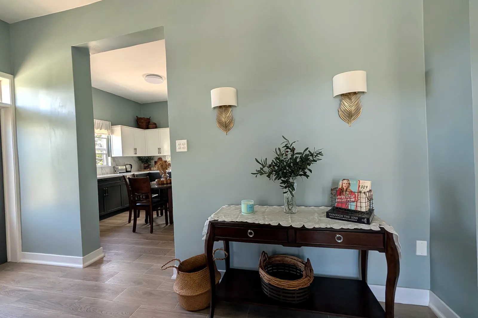 Entrance hall with a console table and wall lights