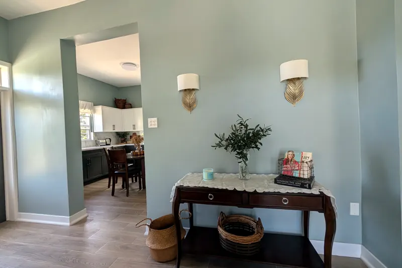 Entrance hall with a console table and wall lights
